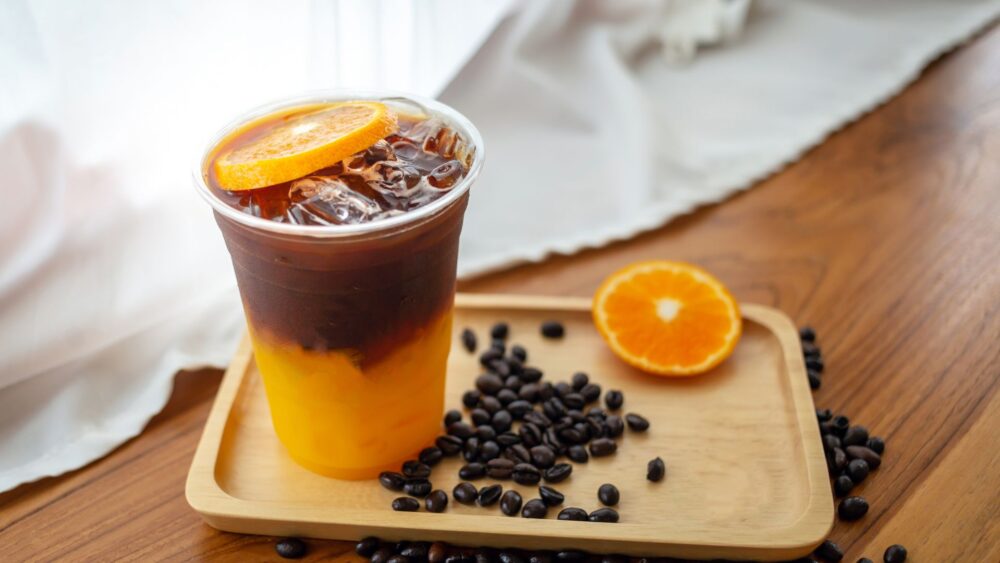Kawy owocowe na zimno – 3 przepisy, które pokochają miłośnicy nowości