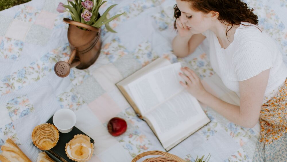 Cottagecore, czyli powrót do sielskości w modzie