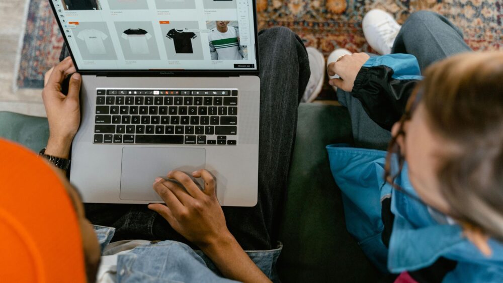 Jak rozpoznać profesjonalny sklep internetowy z modą? Lista elementów, na które warto zwrócić uwagę